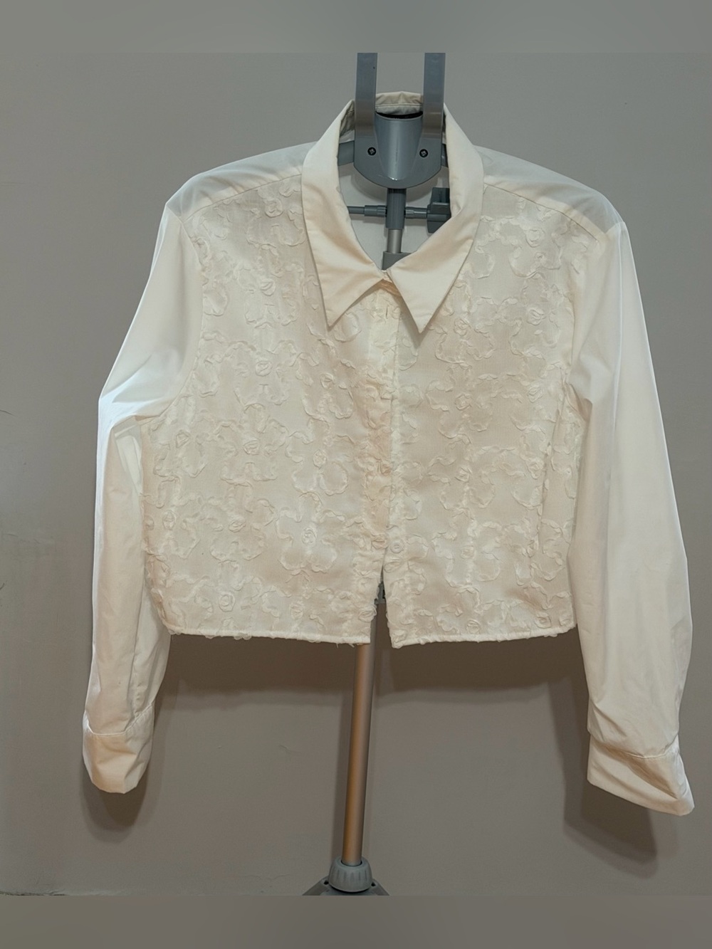 Cream Lace Cropped Button-Down Shirt - Picture 2 of 9